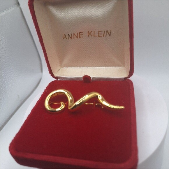 Anne Klein Jewelry - Anne Klein Gold-tone Swirly Q Brooch/Pin Vintage, New in Box